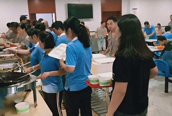 食堂承包公司不榨取員工伙食費靠什么賺錢？