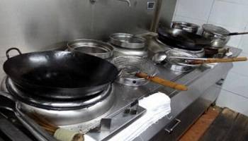 食堂燃?xì)庠罹? /> 
<h3>
	食堂燃?xì)庠罹?
</h3>
1、使用燃?xì)庠罹咔埃瑧?yīng)先檢查所有截門是否關(guān)閉，確認(rèn)無誤后，開啟總截門再進(jìn)行使用。<br />
2、操作時須嚴(yán)格執(zhí)行“火等氣”的原則，嚴(yán)禁先開氣后點(diǎn)火，以防爆燃。<br />
3、點(diǎn)火時，應(yīng)先點(diǎn)燃點(diǎn)火棒，再點(diǎn)燃長明火，由長明火點(diǎn)燃主火孔。嚴(yán)禁違章操作。<br />
4、間斷使用時，須先確認(rèn)長明火是否長明，如已熄滅，須按第三條重新操作。嚴(yán)禁盲目操作而發(fā)生燃?xì)庑孤丁?br />
5、使用完畢后，應(yīng)按程序先關(guān)小截門，再關(guān)中截門，最后關(guān)閉總截門。嚴(yán)禁只關(guān)總截門而不關(guān)中、小截門。<br />
6、凡使用者必須保持灶具設(shè)備干凈整潔、完好無損，發(fā)現(xiàn)問題及時報告。<br />
7、如發(fā)現(xiàn)燃?xì)庑孤兑⒓搓P(guān)閉總截門，迅速開窗通風(fēng)并及時報修。<br />
8、下班時，必須檢查所有燃?xì)饨亻T、電器開關(guān)是否關(guān)閉，確認(rèn)無誤后，方可下班離崗。<br />
<hr />
<img src=