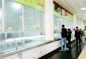 學(xué)校食堂窗口承包人兩月便退場 是經(jīng)營不善還是遭人嫉妒？